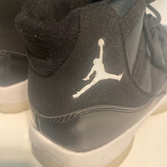 Black Jordan’s Sz 9